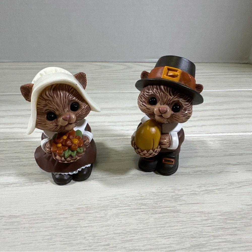 Hallmark Salt & Pepper Shakers Thanksgiving Pilgrim Squirrel Chipmunk Vintage